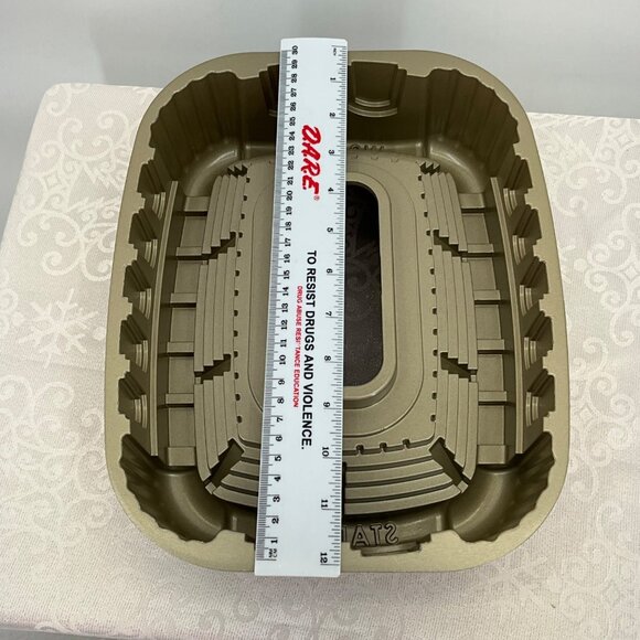 Nordic Ware Stadium-Shaped Cake Pan 9-Cup Capacity - Picture 4 of 6